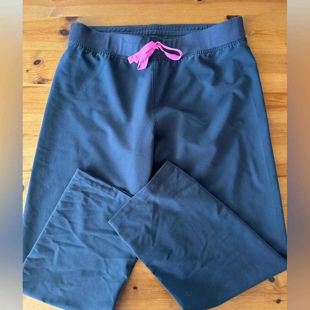 👩🏼‍⚕️FIGS Dark Grey Livingston Scrub Pants - L/P 🩺